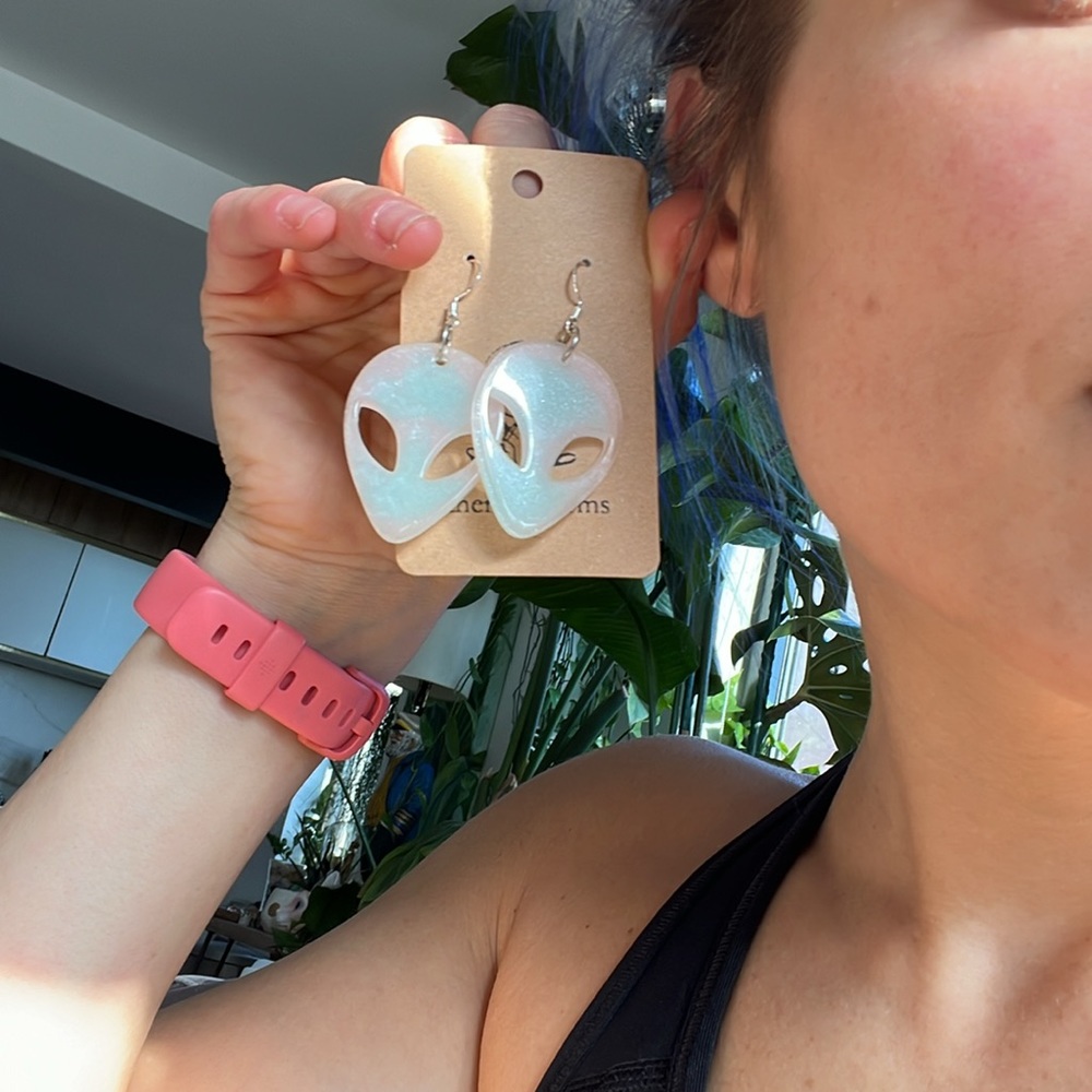 Blue and pink shimmer alien dangle earrings - Picture 3 of 5